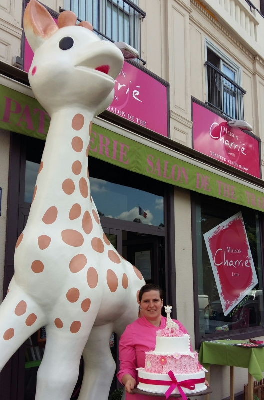 Cecilia Charrie Realise Le Gateau D Anniversaire De Sophie La Girafe Network Institut Paul Bocuse